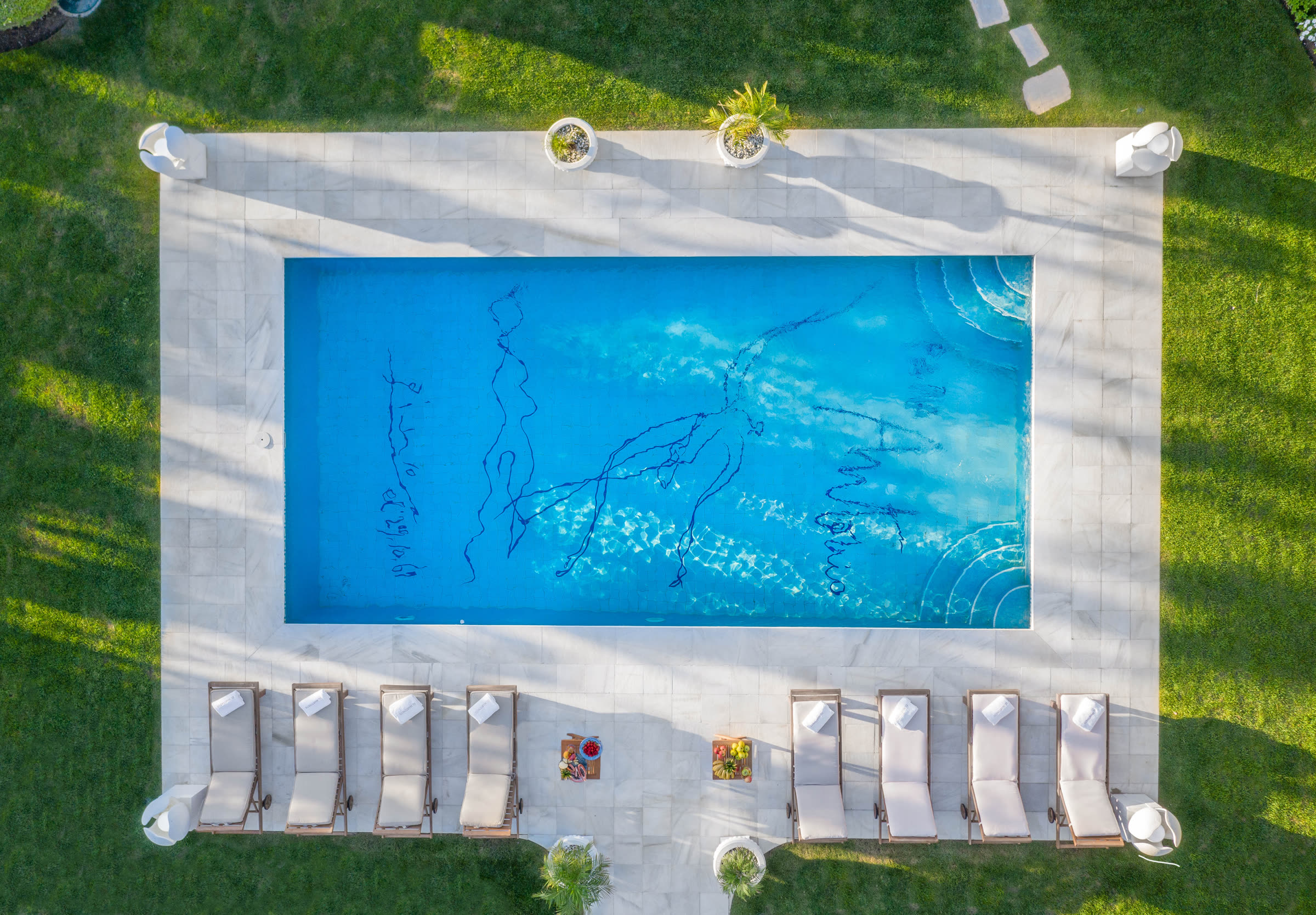 La piscina La Danza desde el aire, con el dibujo de Picasso de 1961 en el fondo